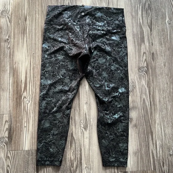Lululemon Wunder Train High-Rise Tight 25" *Foil
Logo Flourish Black Iridescent - Picture 7 of 11